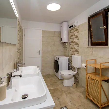 Deni Villa